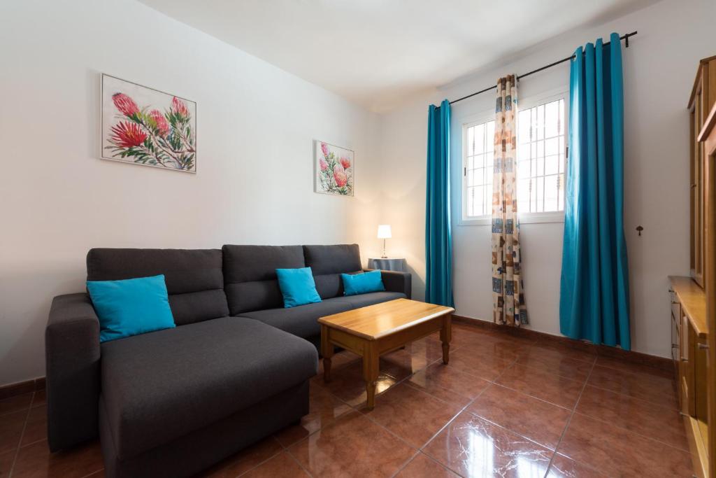 Posezení v ubytování Private Solarium - 2BR House Near the Airport