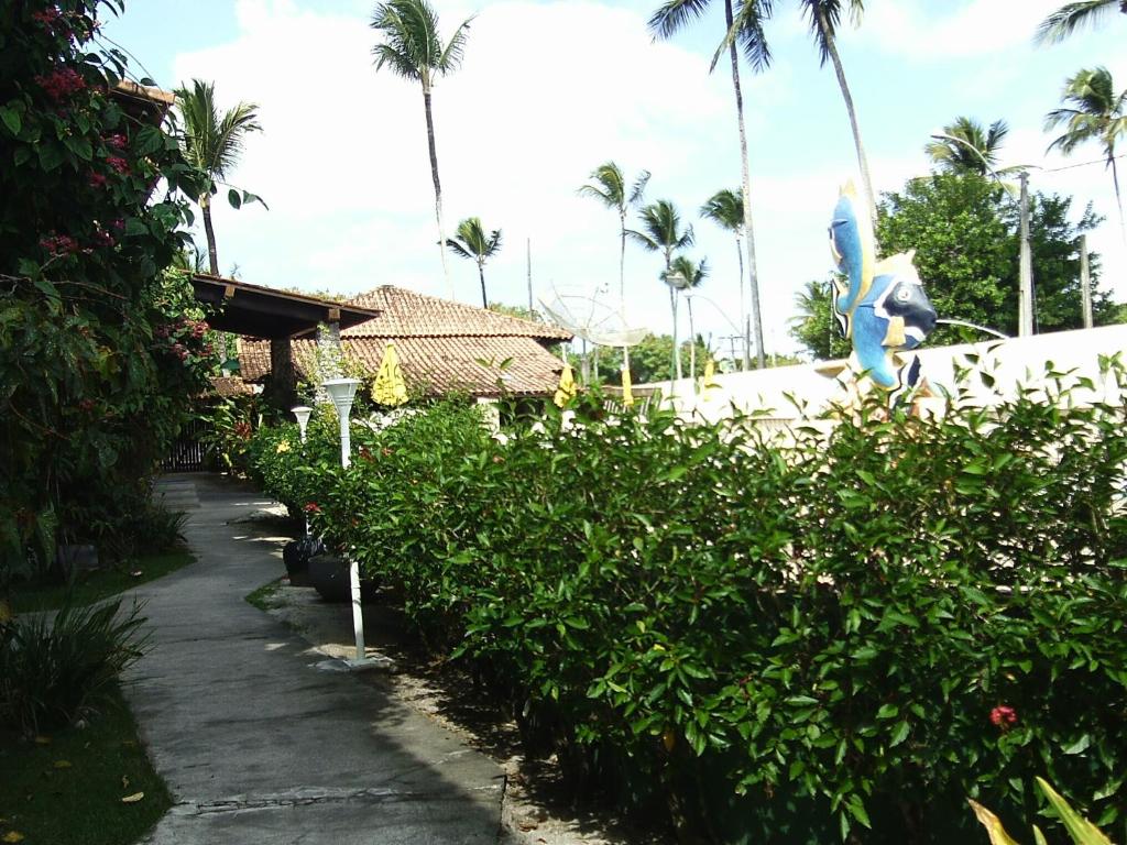 Um jardim em Taperapuan Praia Hotel
