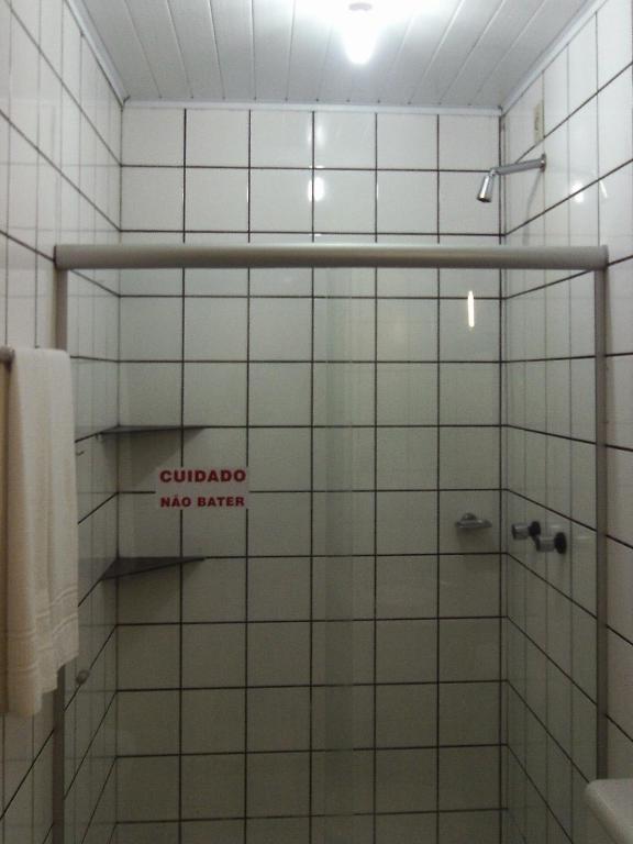 Um banheiro em Taperapuan Praia Hotel