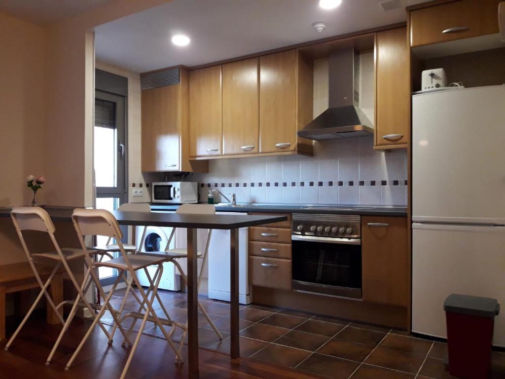 A kitchen or kitchenette at Apartamento en c/ Peroneros