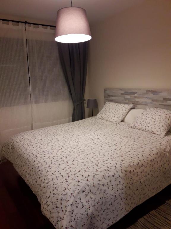 A bed or beds in a room at Apartamento en c/ Peroneros