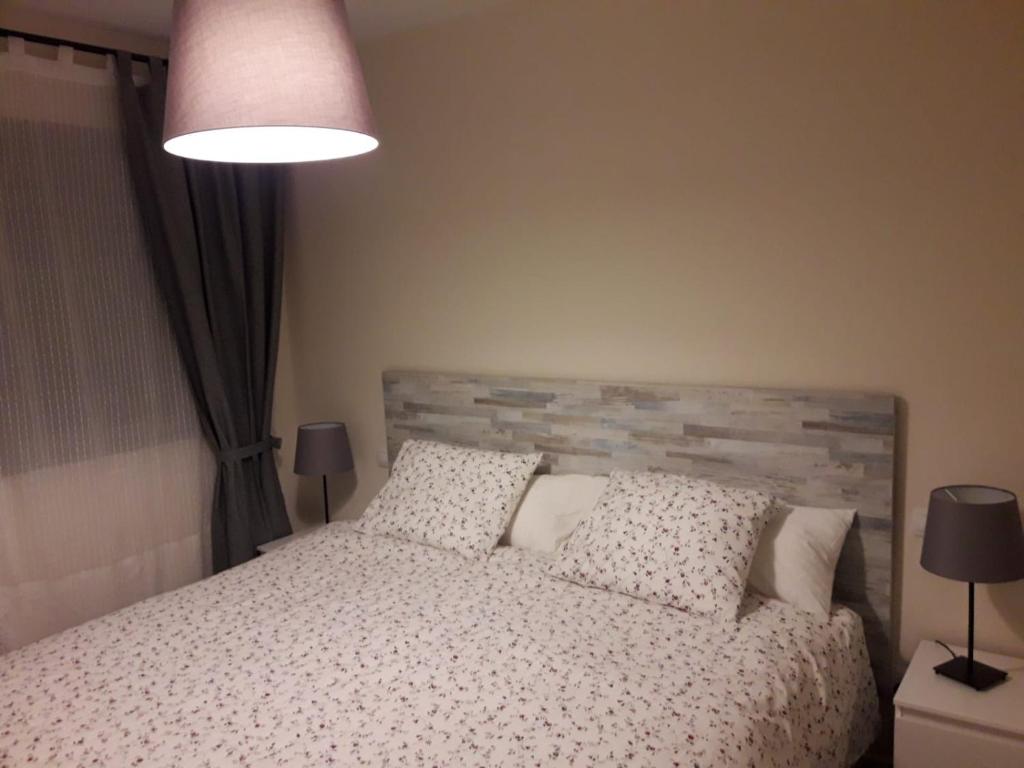 A bed or beds in a room at Apartamento en c/ Peroneros