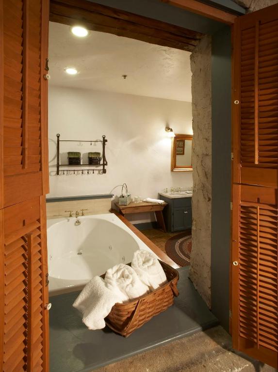 Washington House Inn - Deluxe King Room