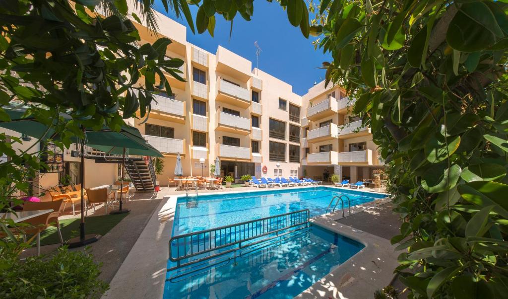 una imagen de una piscina en un hotel en Apartamentos Jovial, en San Antonio