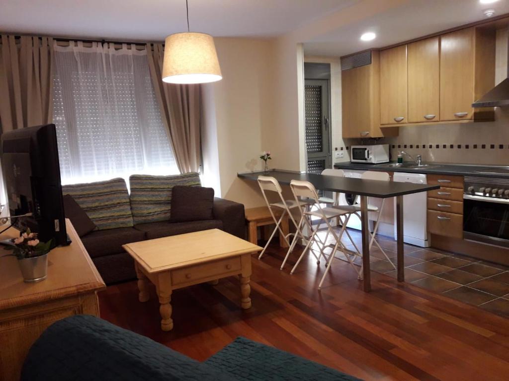 A kitchen or kitchenette at Apartamento en c/ Peroneros