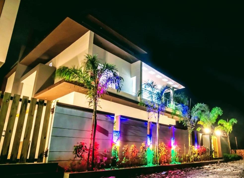 un edificio con luci colorate sul lato di KshiyOO Holiday Bungalow Resort a Pune