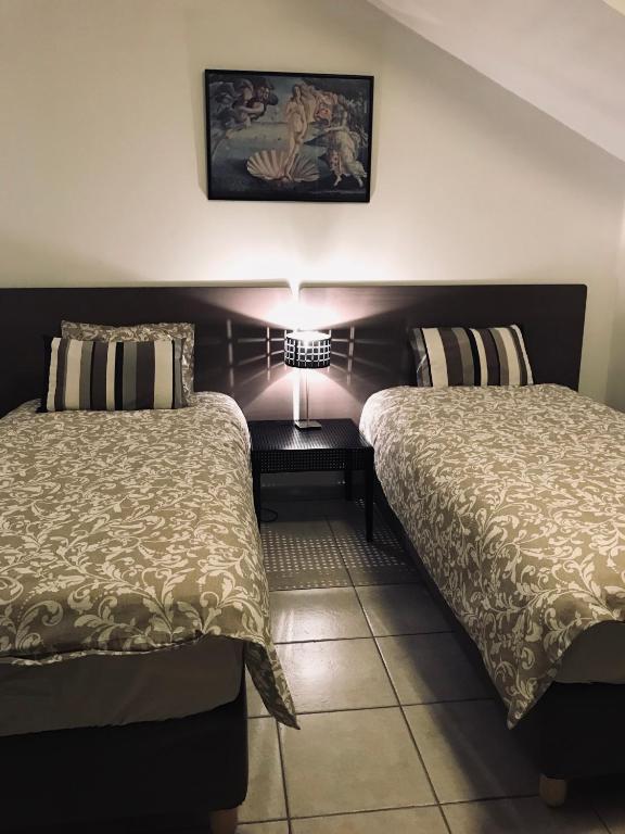 Postel nebo postele na pokoji v ubytování FANTASIA a spacious beautiful apartment & affordable