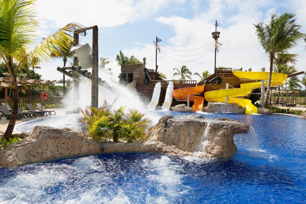 Bazén v ubytování Barceló Bávaro Palace All Inclusive nebo v jeho okolí