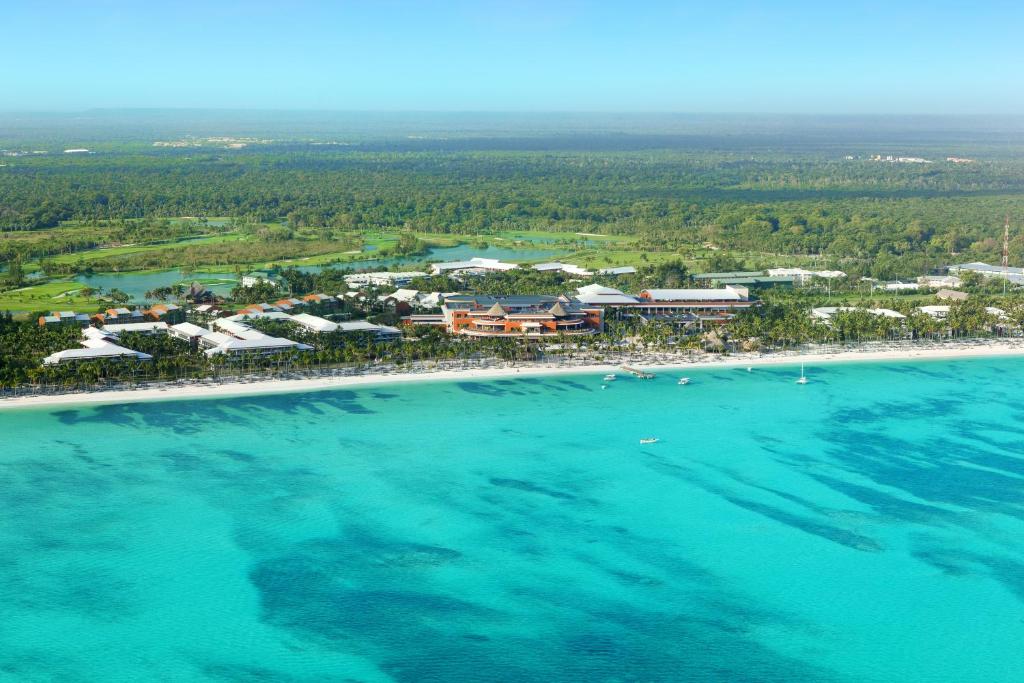 una vista aérea de un complejo en la playa en Barceló Bávaro Palace All Inclusive, en Punta Cana