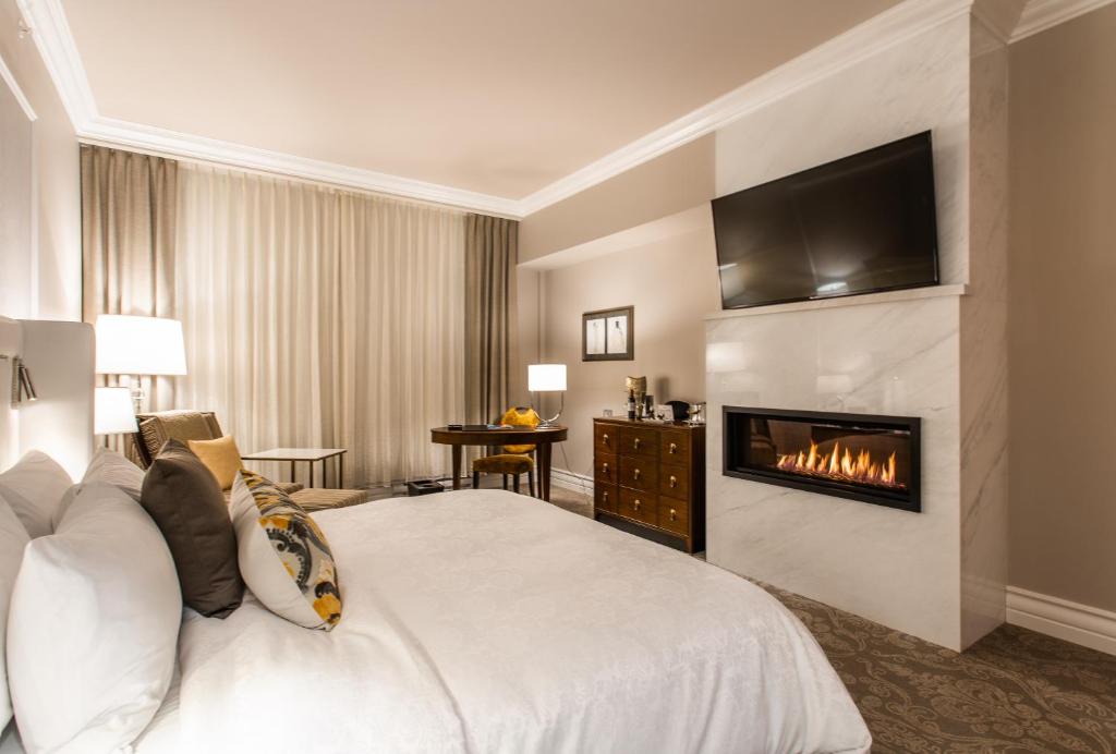 
Deluxe Room 1 King Bed City view
