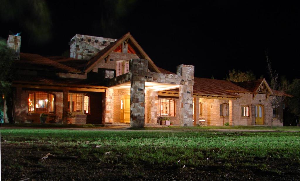 una casa por la noche con las luces encendidas en Suter Petit Hotel, en San Rafael