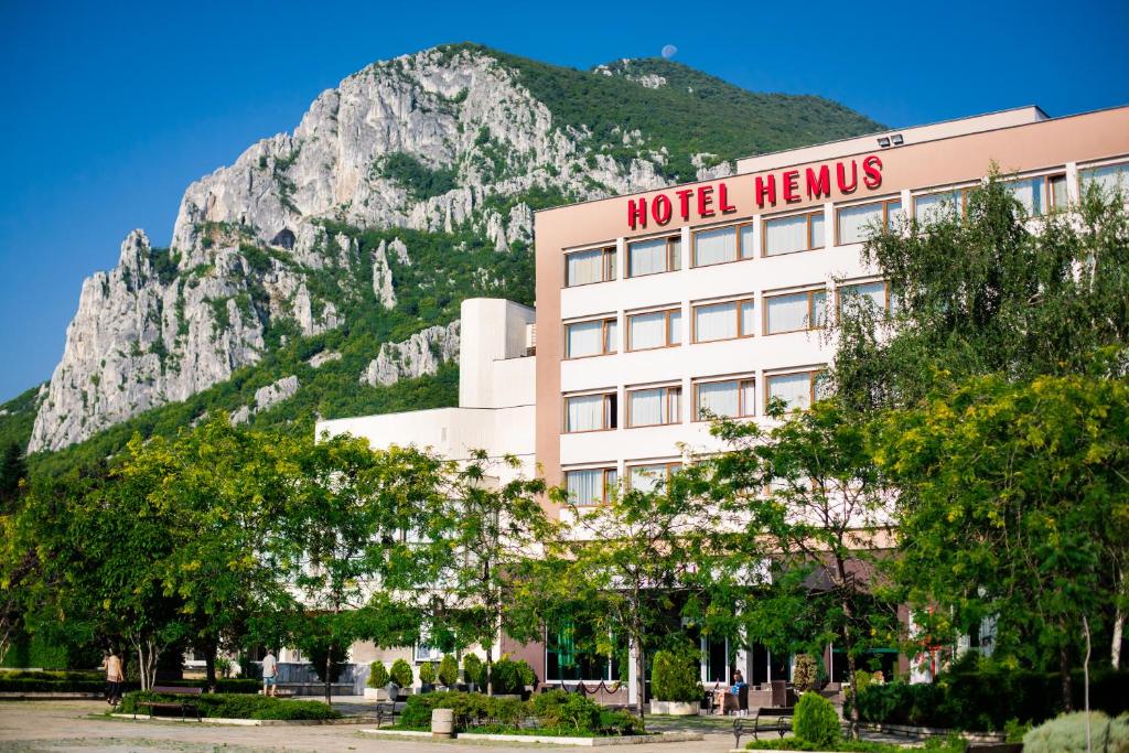 un hotel con una montaña en el fondo en Hemus Hotel - Vratza, en Vratsa
