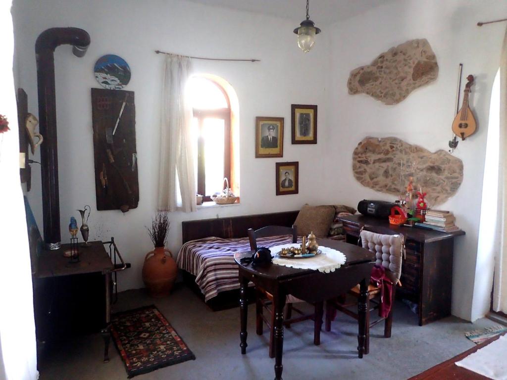 Gallery image of Traditional Art House in Akoumia