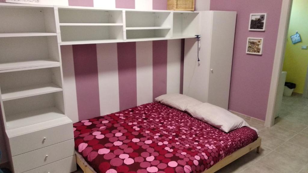 ein Schlafzimmer mit einem Etagenbett mit rosa und lila Streifen in der Unterkunft B&B Rossini in Augusta