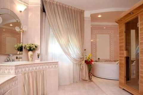 San DonaciにあるB&B Caravaggioの白いバスルーム(バスタブ、大きな鏡付)