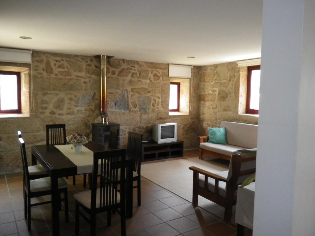 uma sala de estar com uma mesa e um sofá em Hotel Rural Quinta de Novais em Arouca