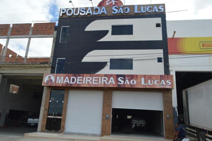a building with a sign for a marketeria sao lobos at Pousada São Lucas in Salgueiro
