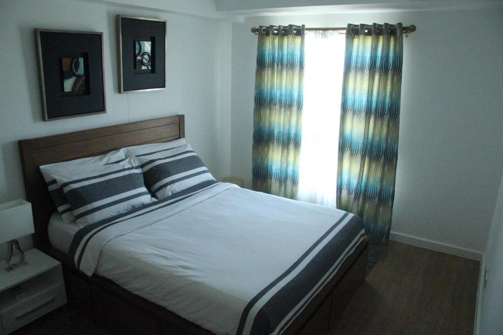 アンヘレスにあるMarquee Residencesのベッドルーム(ベッド1台、窓付)