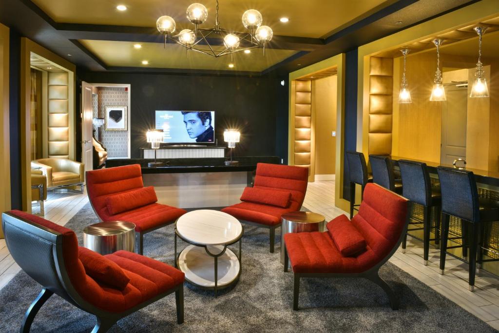 A seating area at The Guest House at Graceland