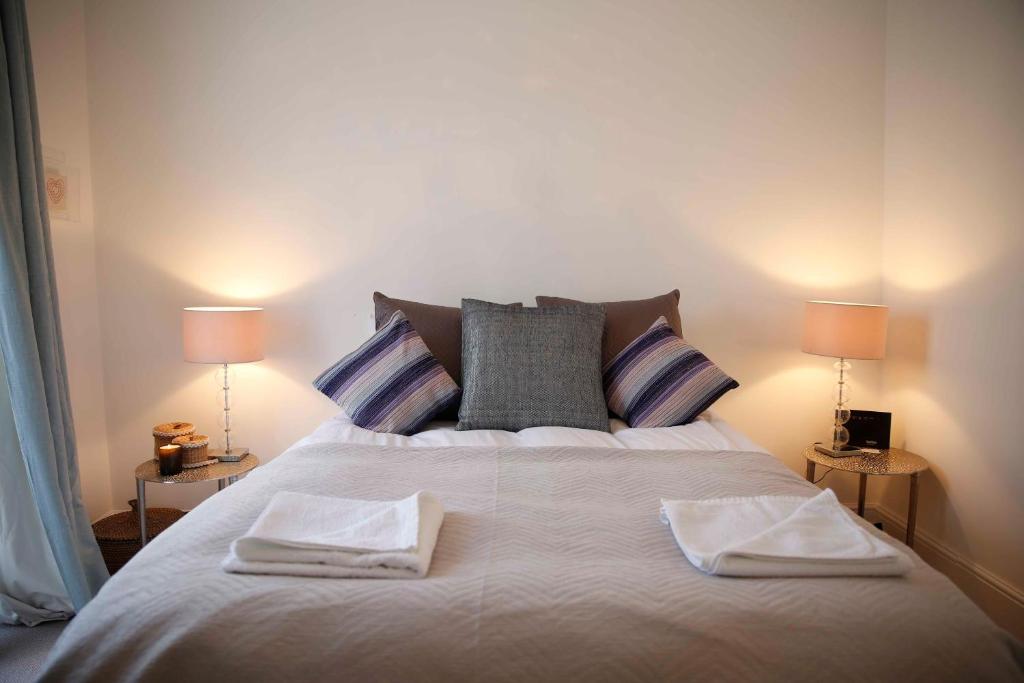 Posteľ alebo postele v izbe v ubytovaní Beautiful one Bedroom apartment walking distance to Paddington and Hyde Park