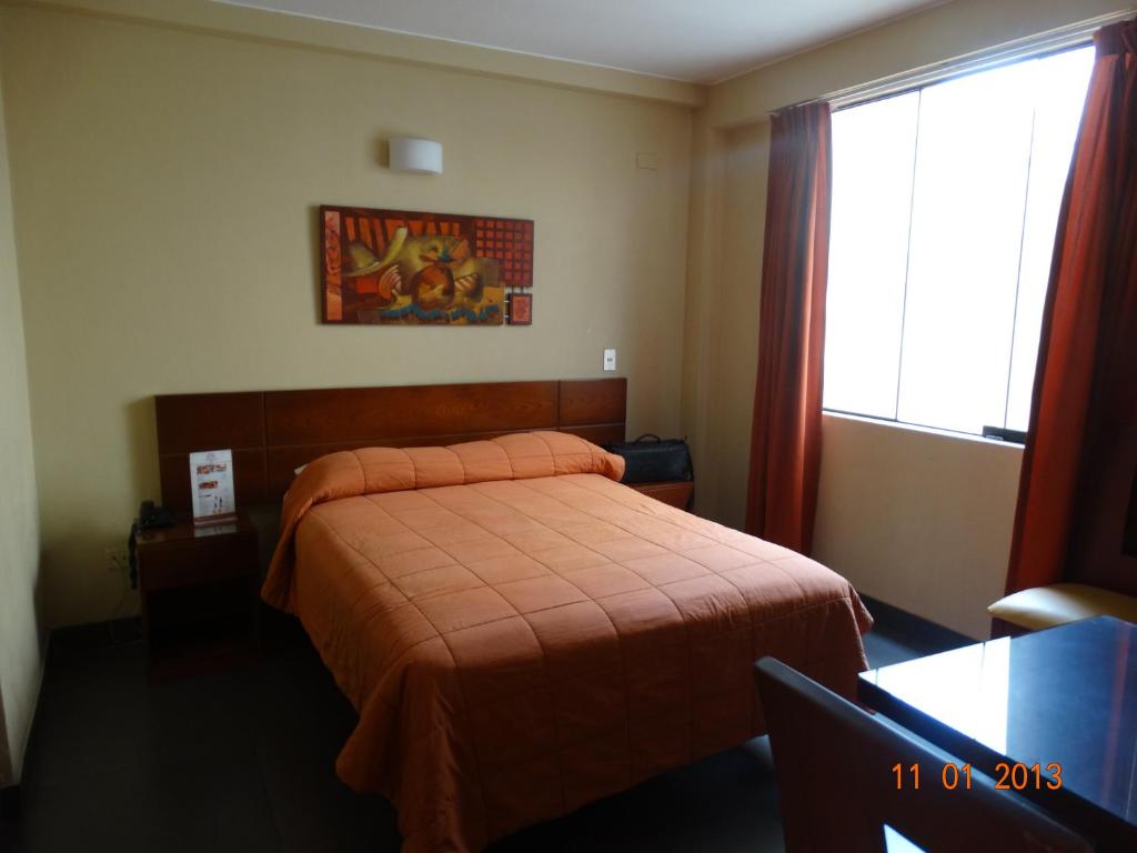 Tempat tidur dalam kamar di Hotel Sumaq Inn Sac