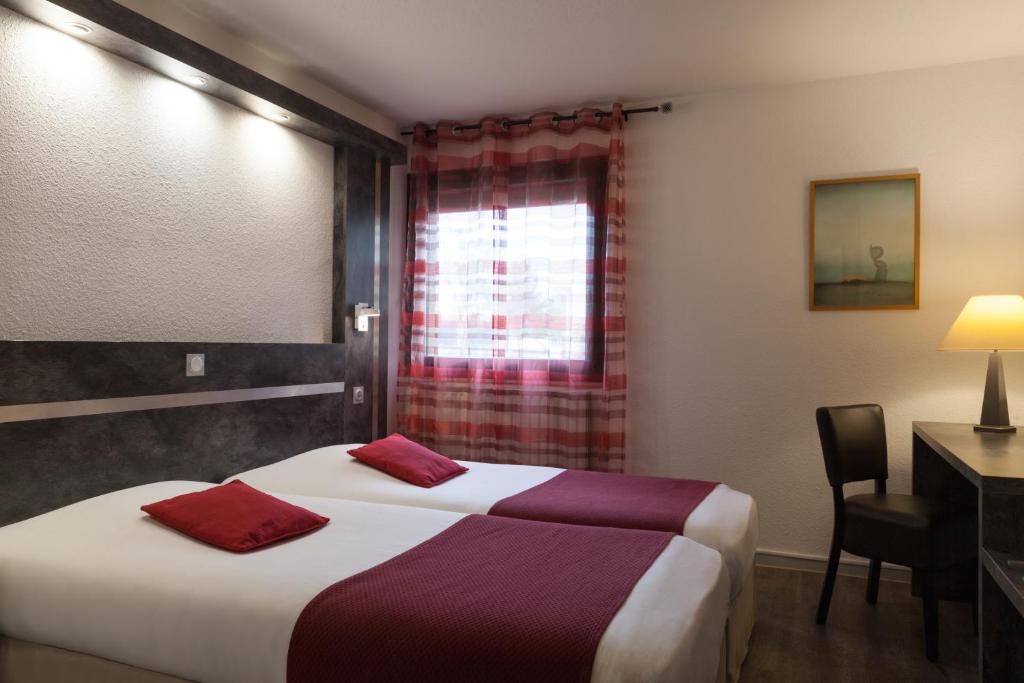 The Originals City, Hôtel Castel Burgond, Dijon Ouest - Triple Room (2 Single Beds + Sofa Bed 1 Person)