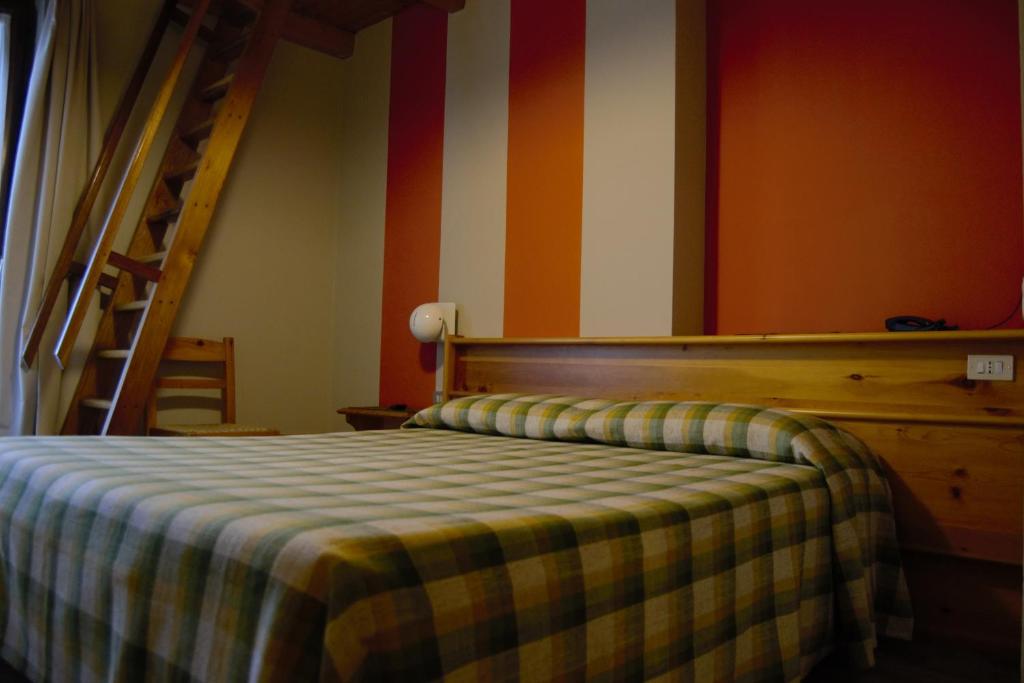 Łóżko lub łóżka w pokoju w obiekcie Hotel Valdotain