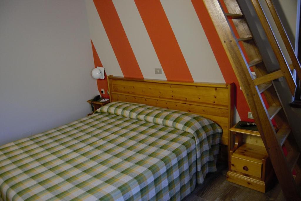 Łóżko lub łóżka w pokoju w obiekcie Hotel Valdotain