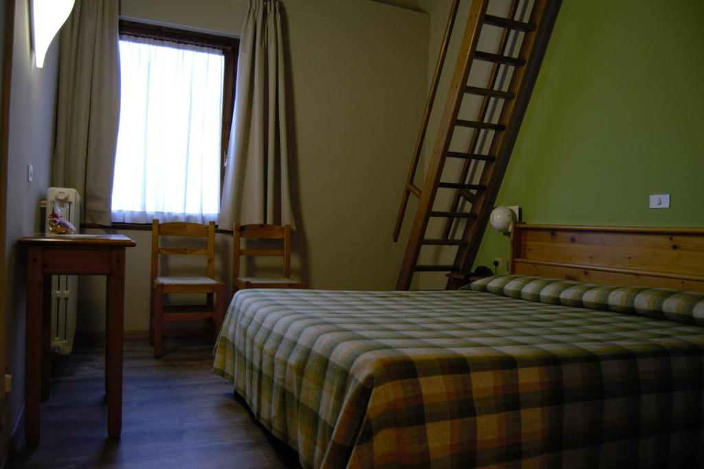 Łóżko lub łóżka w pokoju w obiekcie Hotel Valdotain