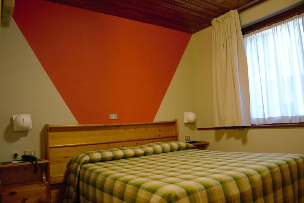 Łóżko lub łóżka w pokoju w obiekcie Hotel Valdotain