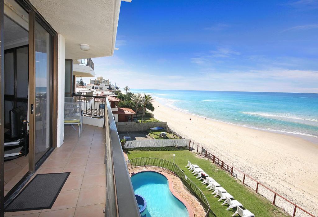 desde el balcón de un hotel con vistas a la playa en Spindrift on the Beach - Absolute Beachfront, en Gold Coast
