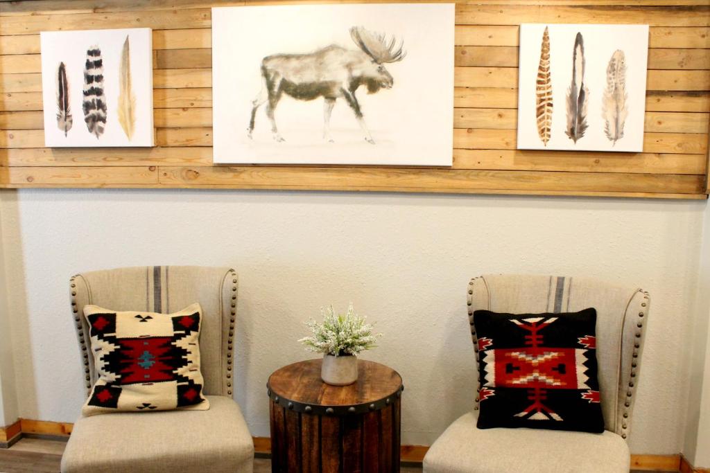 Posezení v ubytování Moose Creek Inn