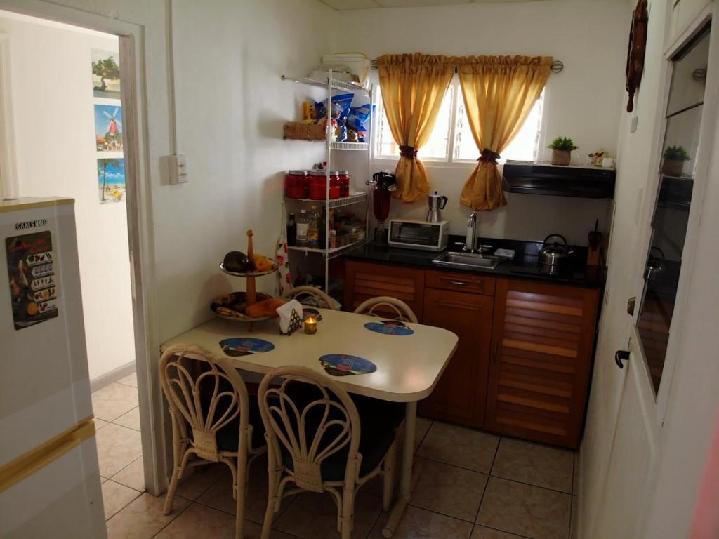 Kuchyň nebo kuchyňský kout v ubytování Hostel Room Aruba