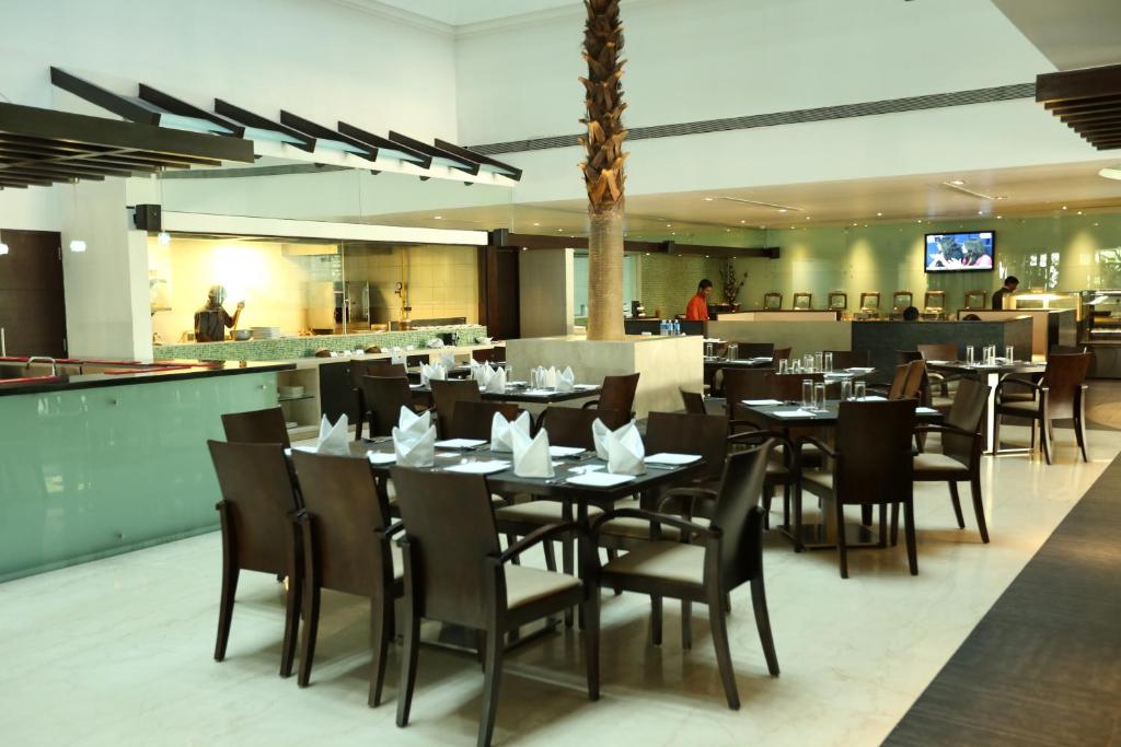 Restaurace v ubytování Ramee Grand Hotel and Spa, Pune