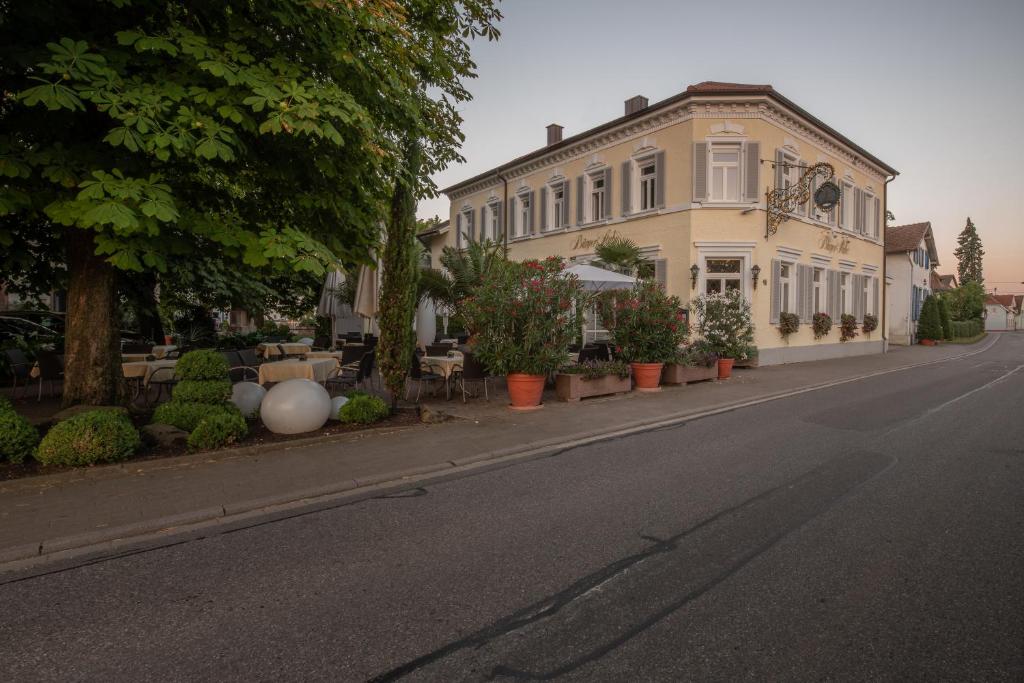 duży dom po stronie ulicy w obiekcie Gasthaus Bürger-Stube w mieście Sasbach am Kaiserstuhl