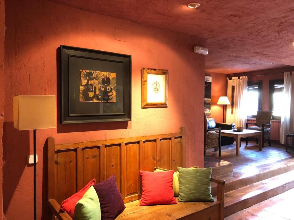 Habitación con sofá y almohadas coloridas. en La Casa de San Pedro, en Cuenca