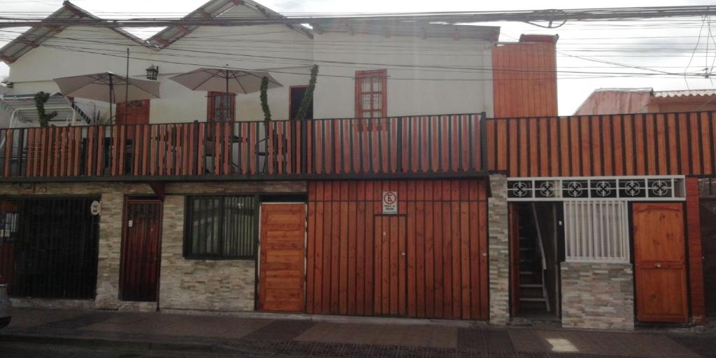 un edificio con una valla con sombrillas en Jallalla, en Calama
