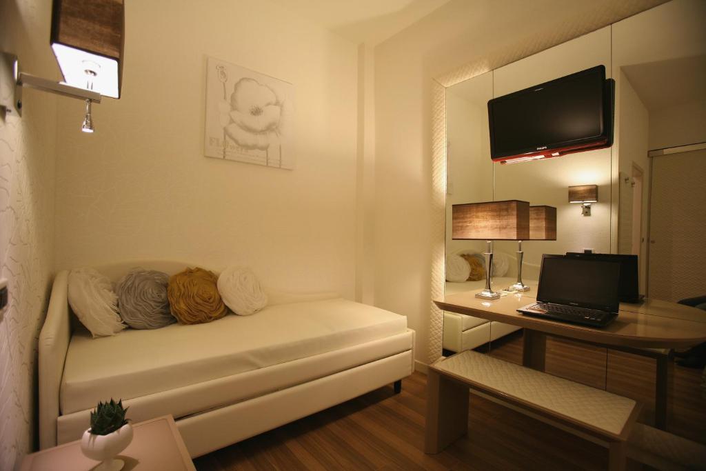 TV a/nebo společenská místnost v ubytování Hotel Alexander