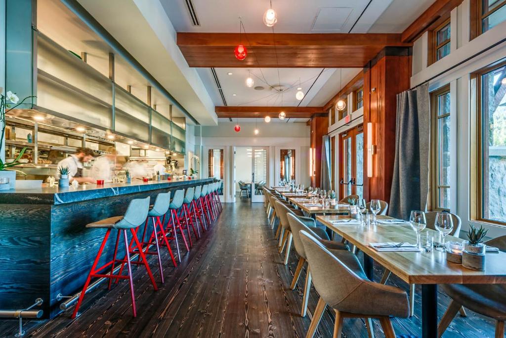 Restoran või mõni muu söögikoht majutusasutuses Nita Lake Lodge