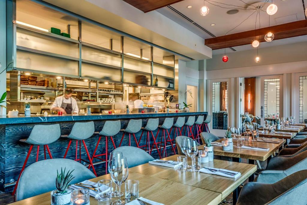 Restoran või mõni muu söögikoht majutusasutuses Nita Lake Lodge