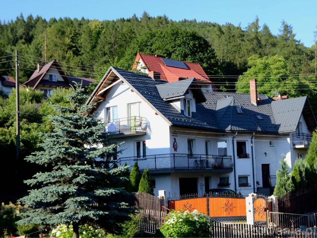 duży biały dom z dachem w obiekcie Willa pod Zbójem Pipikasem w mieście Szczawnica