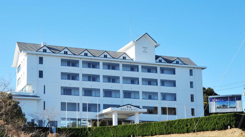 um edifício branco com um telhado preto em Kashikojima Hotel Bay Garden em Shima
