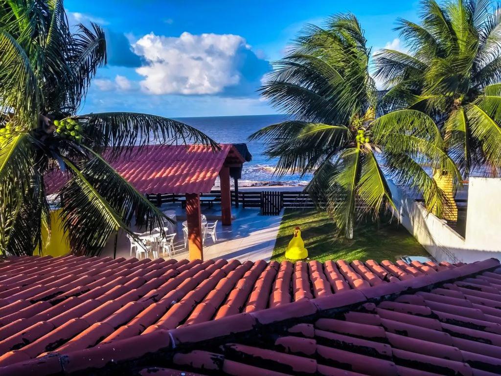 - une vue sur la plage depuis le toit d'une maison dans l'établissement Casa à beira-mar, piscina, à Pitimbu