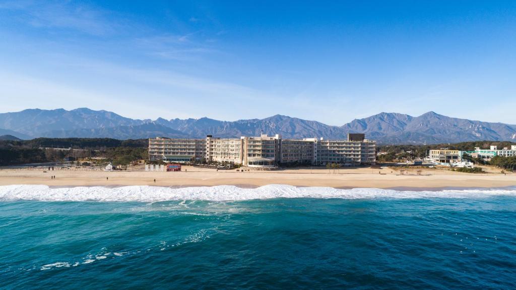 een uitzicht op een strand met gebouwen en de oceaan bij Kensington Resort Seorak Beach in Sokcho