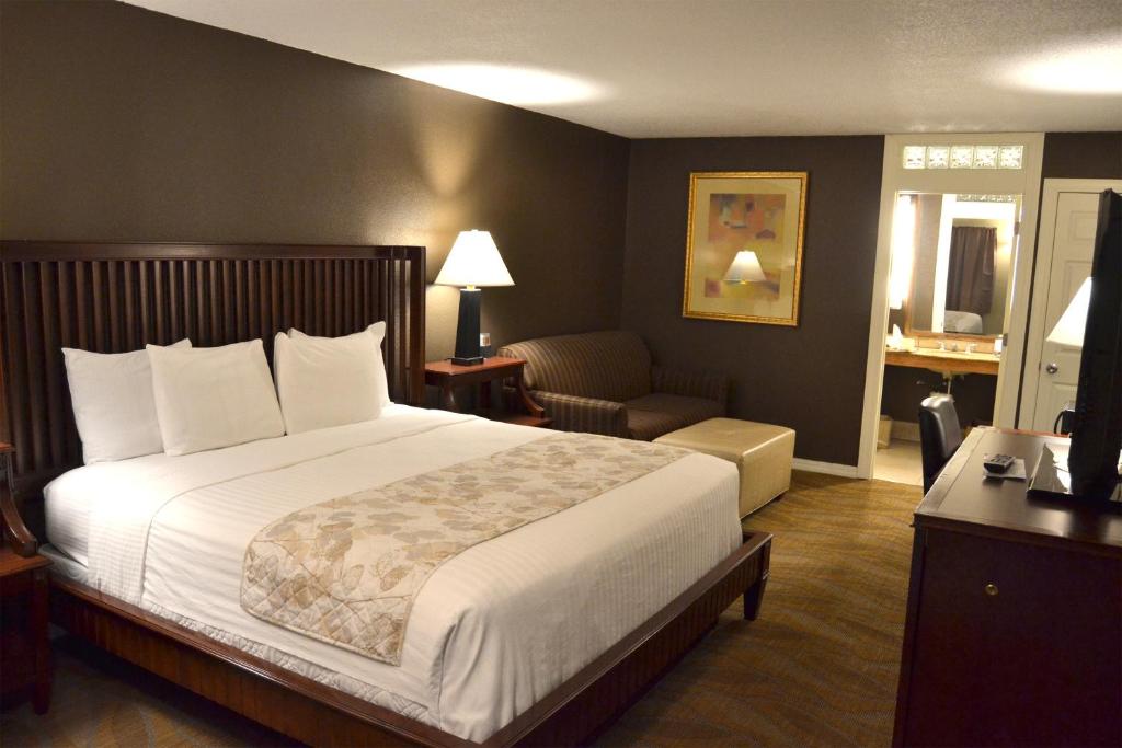 Postel nebo postele na pokoji v ubytování Cascades Inn