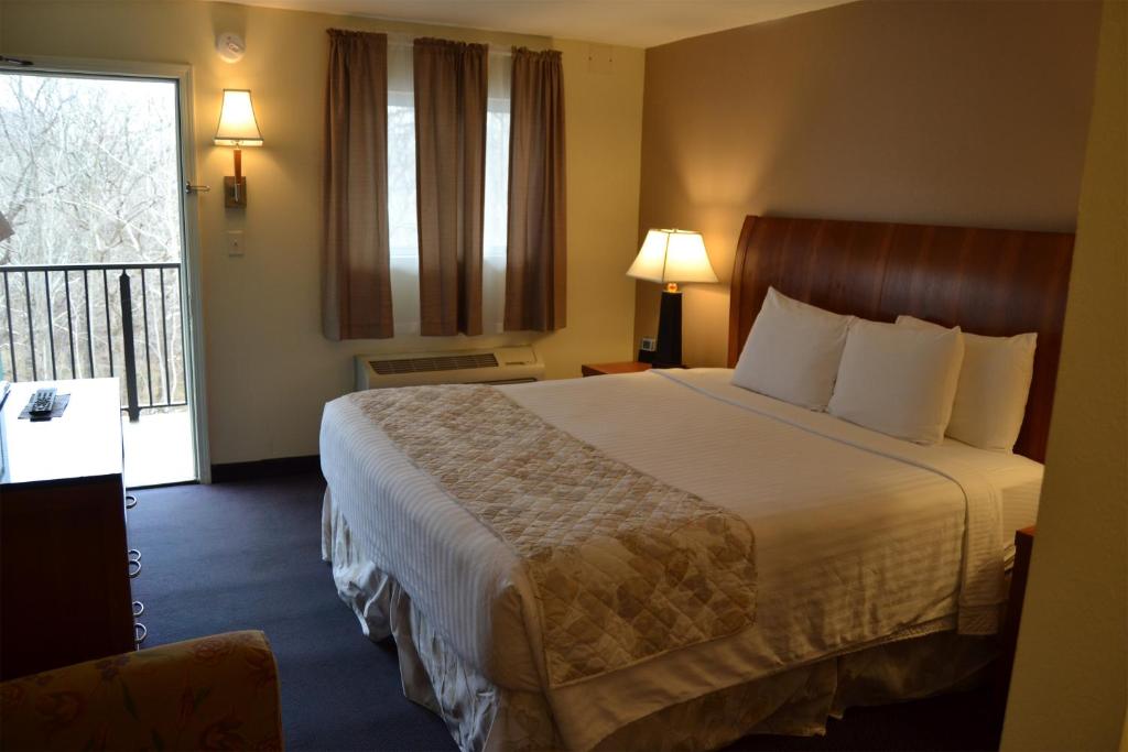 Postel nebo postele na pokoji v ubytování Cascades Inn