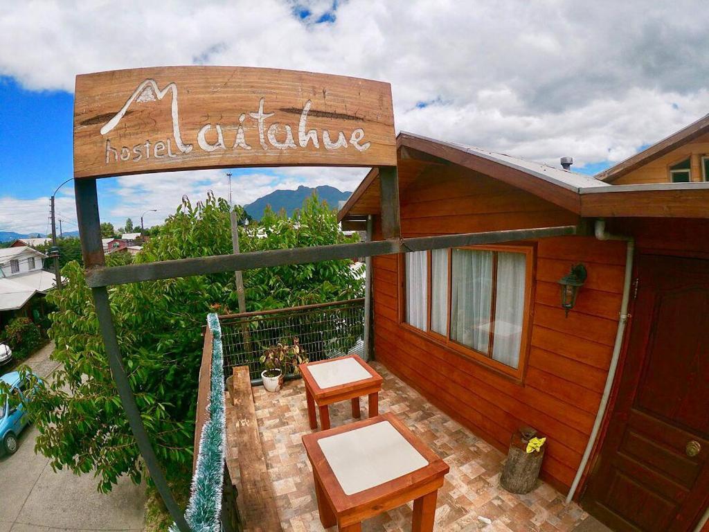 a house with a sign that reads nasala aahalle at Hostal Maitahue in Pucón