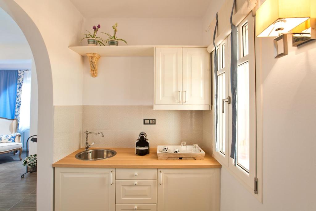 Kuchyň nebo kuchyňský kout v ubytování Miland Suites