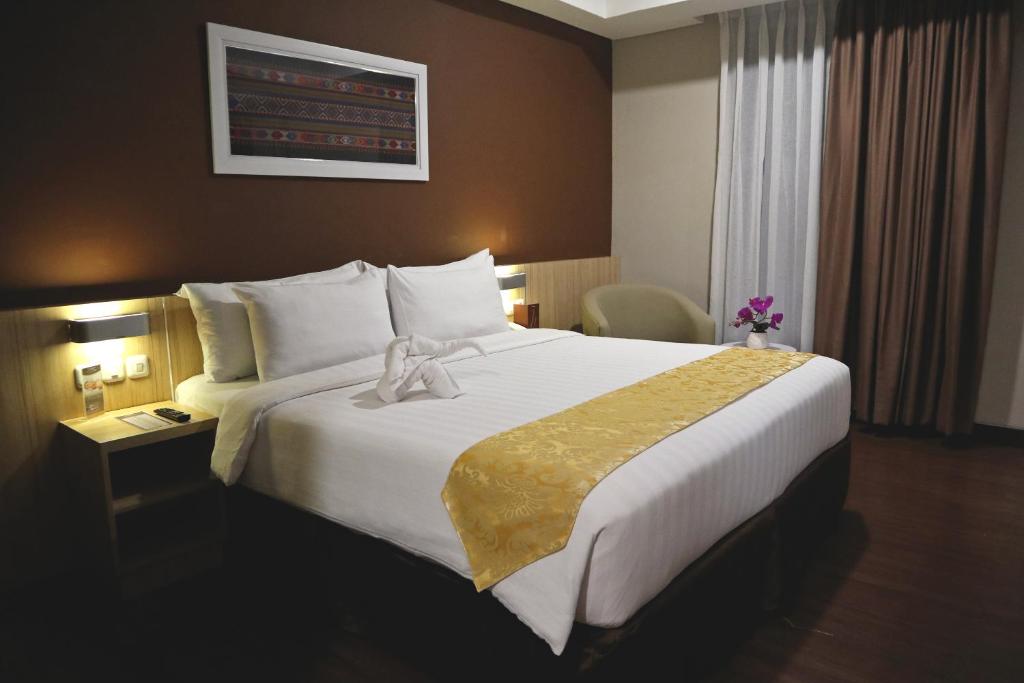 Postel nebo postele na pokoji v ubytování Anara Sky Kualanamu Hotel