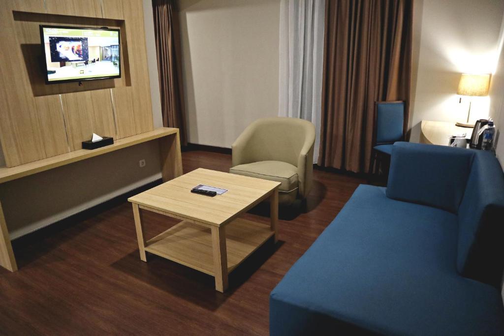 TV a/nebo společenská místnost v ubytování Anara Sky Kualanamu Hotel